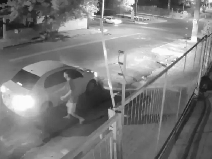 Momento em que um dos bandidos entra em um Voyage, durante a fuga, no assalto ao militar em Campo Grande &ndash; Foto: Reprodu&ccedil;&atilde;o